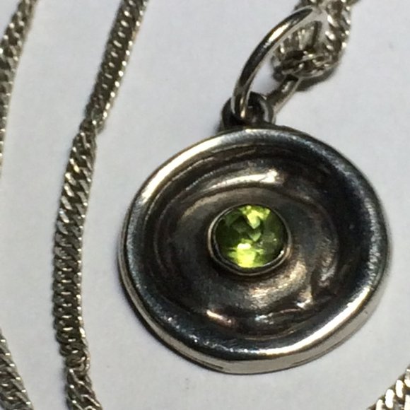 Peridot Sterling Silver pendant with silver chain - Picture 4 of 5